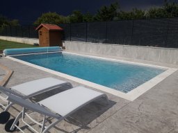 cascata infinity in cemento armato isolato e rivestimento in pvc colore sabbia - vista della vasca di compenso aperta